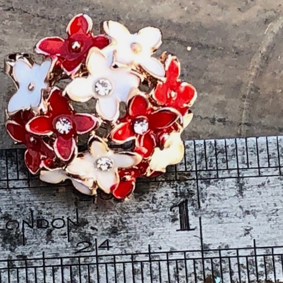 NWT BETSEY JOHNSON Red White Enamel & Rhinestone Flower Cluster Pierced Earrings - Picture 4 of 5